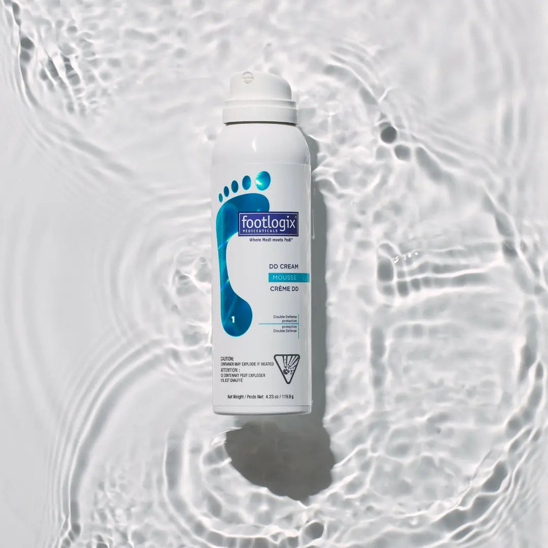 Footlogix DD Cream Mousse Formula 1 - 125 ml Footlogix floating in water 